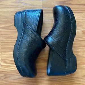 Dansko XP 2.0 Black Floral Tooled size 38